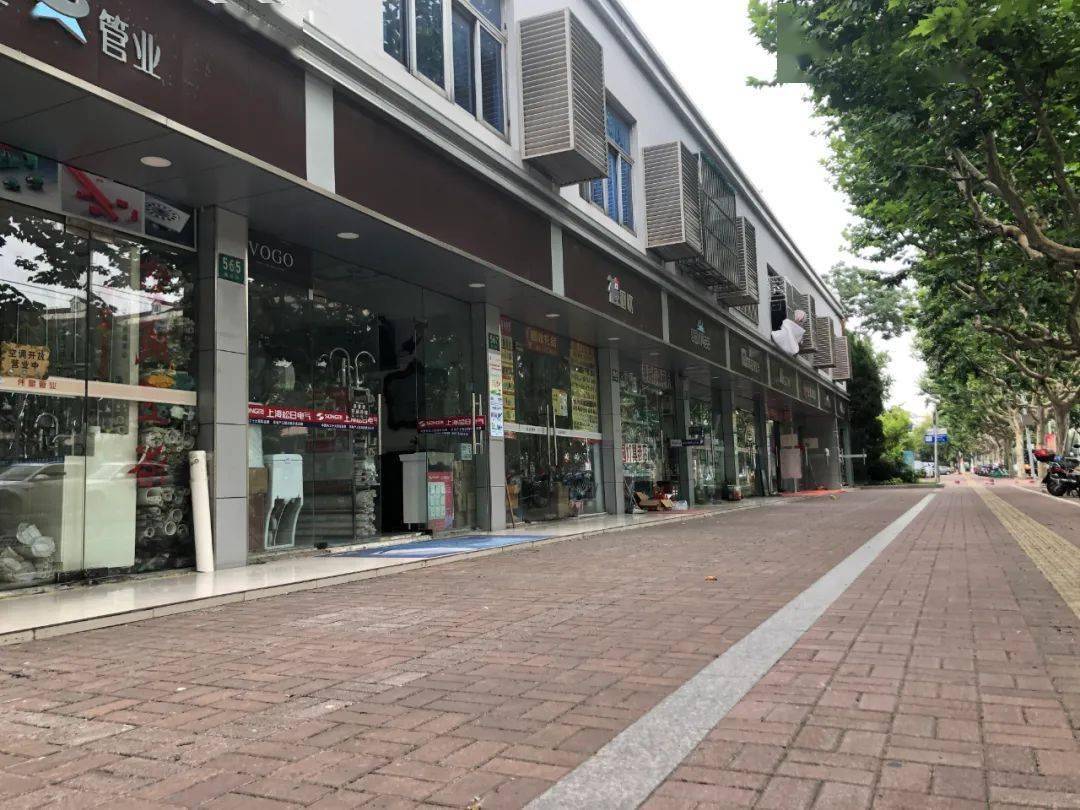 该店老板表示:"新成路街道帮我们改造了门头,又改换了玻璃门,现在的