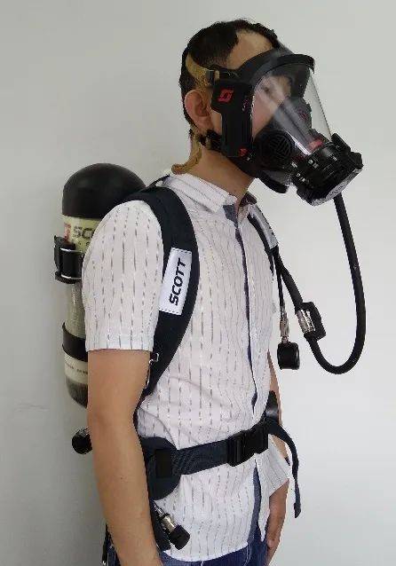 热成像空气呼吸器穿戴示意图水下机器人适用于各类水下环境中的视频