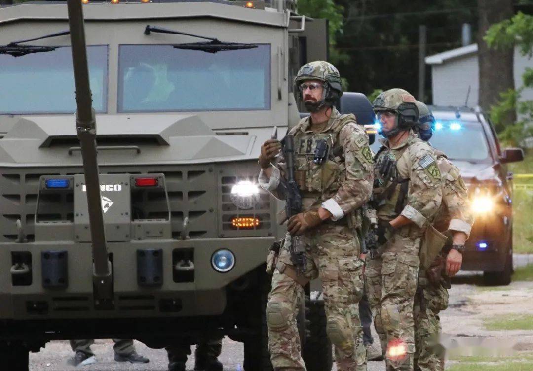 现场联邦调查局特警fbiswat击毙谋杀案嫌犯