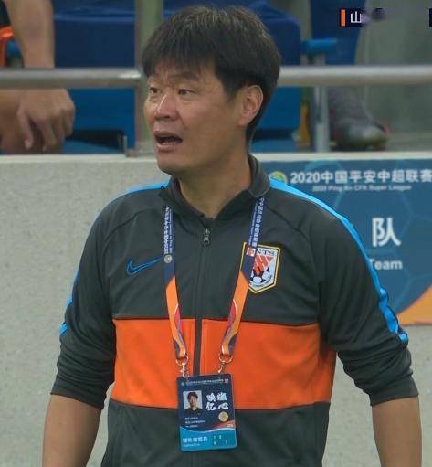 中超争议判罚鲁能单刀球被秦升犯规破坏裁判不掏牌抗议无效