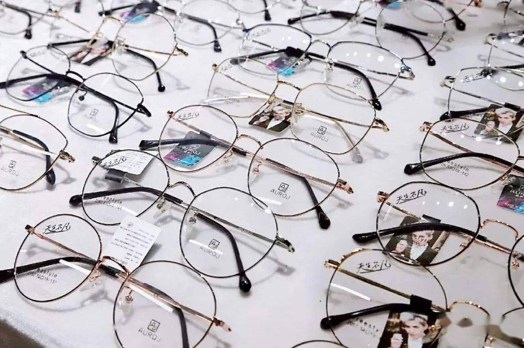 中国一座五线城市,是有名的"眼镜之乡",全国开了2万多家眼镜店
