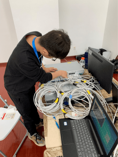 他身上体现了一名莘莘学子良好的道德品质,一种为身边人奉献的思想