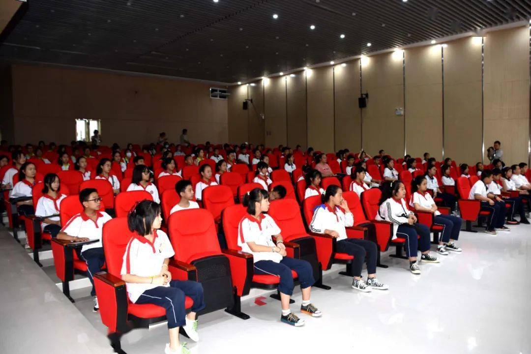 活动吸引了来自凯里市第十中学,第十六中学的部分学生参加.