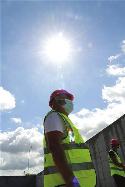 烈日下的坚守_建设
