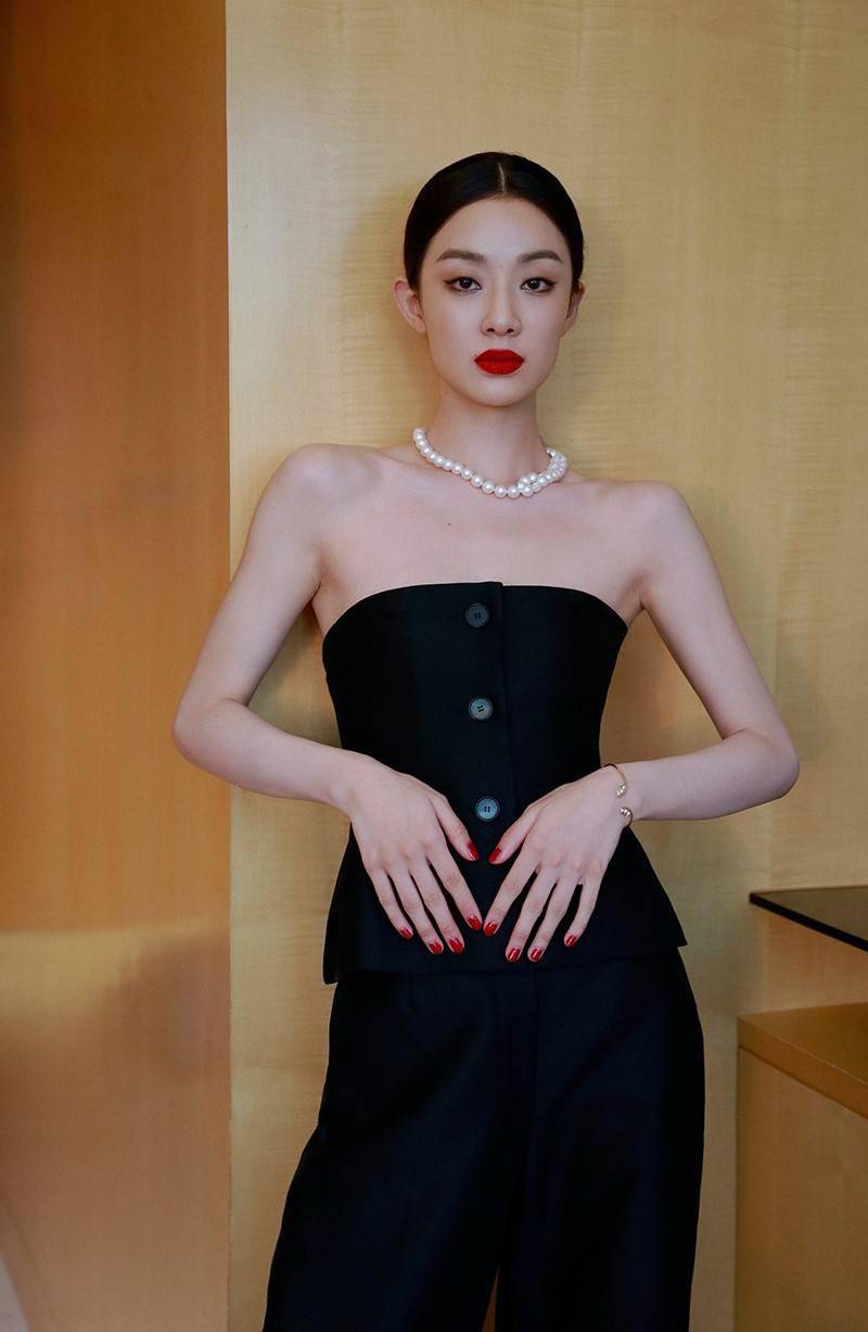 随着上海电视节的开幕,演员孙佳雨主演的电视剧曝光了最新片花,她新