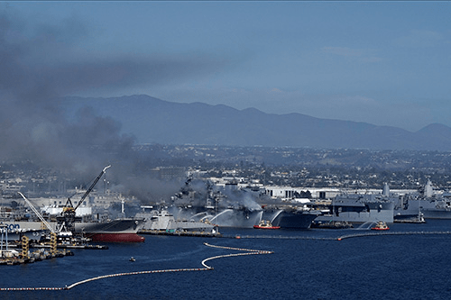 2020年7月12日,美国加州,美军"好人理查德"号两栖攻击舰在圣迭戈海军