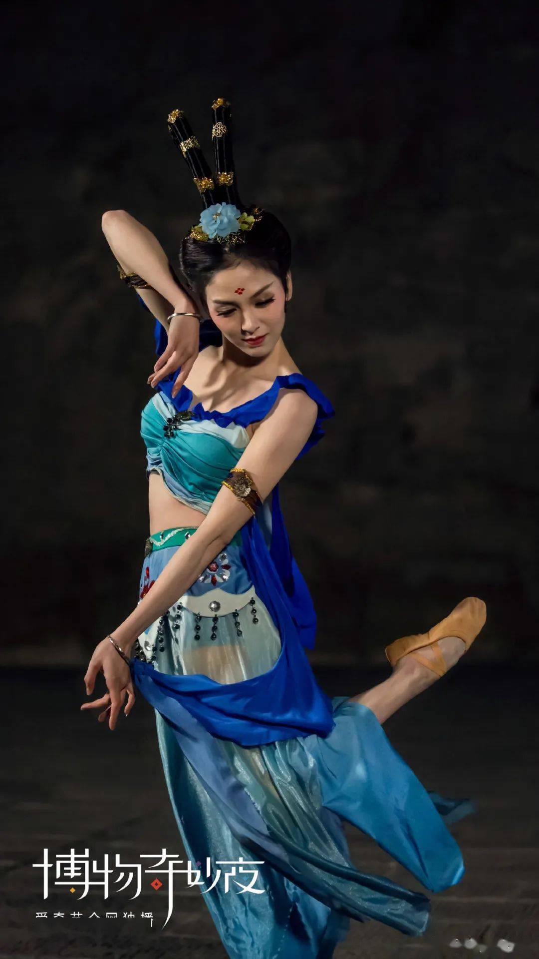 中国歌剧舞剧院首席舞者唐诗逸石窟起舞