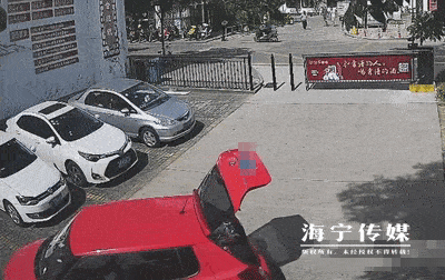 海宁一女司机,竟把自己给撞了!十几人飞奔现场抬车救人