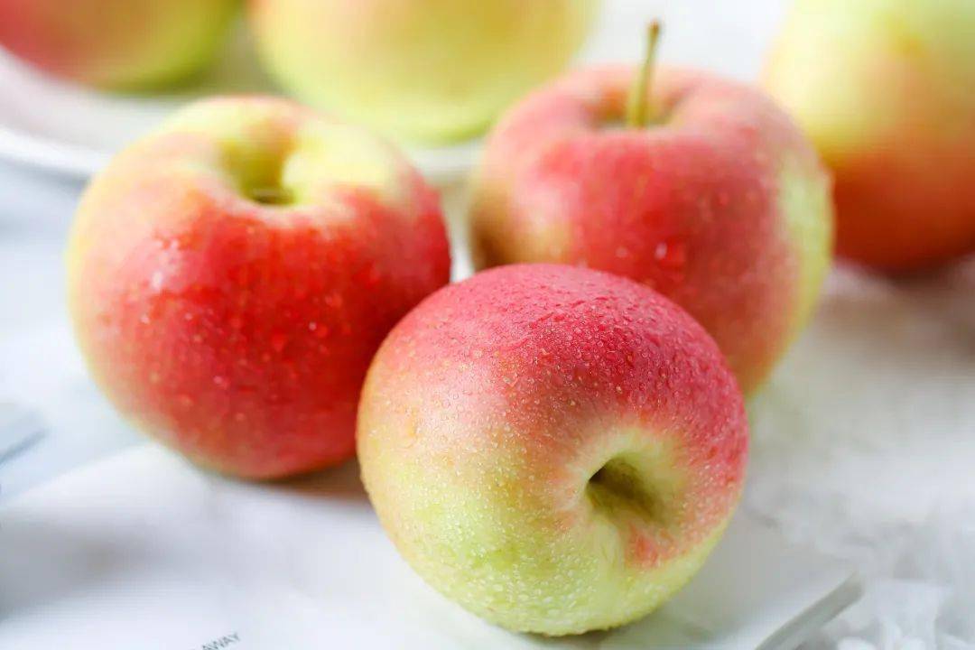 终于不用再吃冷库苹果,现摘嘎啦果,一斤不到5元,比进口实惠6倍!