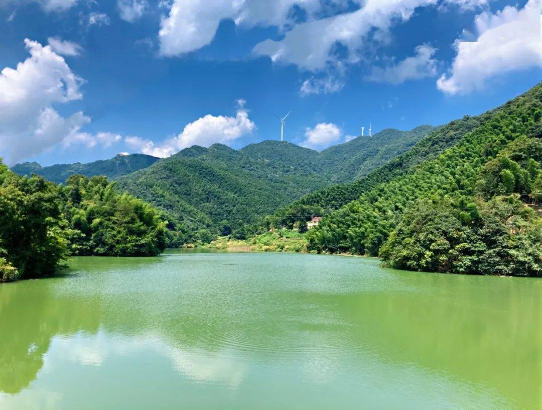 黄材少年水库◎横市铁冲水库脚下是一片绿油油抬头是一片天蓝蓝尽享