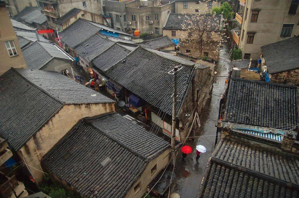 由玉环城关电信局往西中间有一条狭窄的通道经西城路往北至西青街