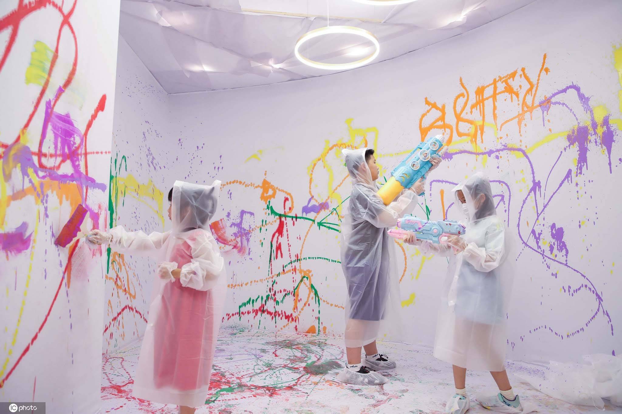 上海小朋友肆意涂鸦挥洒创意 用色彩释放情绪欢度暑假