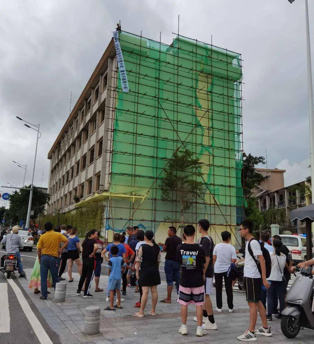8月5日,赤坎发生一起"跳楼诉求"事件,赤坎公安分局南桥派出所闻警而动
