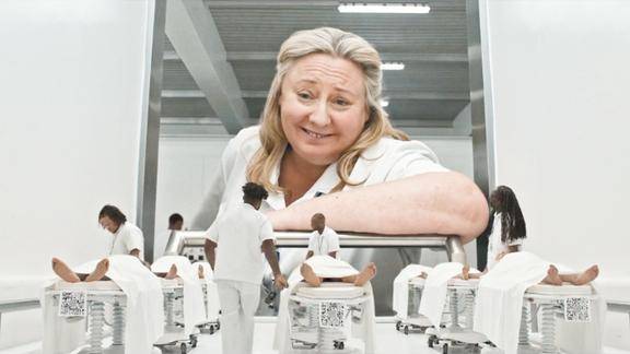 科学家发明出能把人缩小的技术一米八的大汉缩小到129厘米