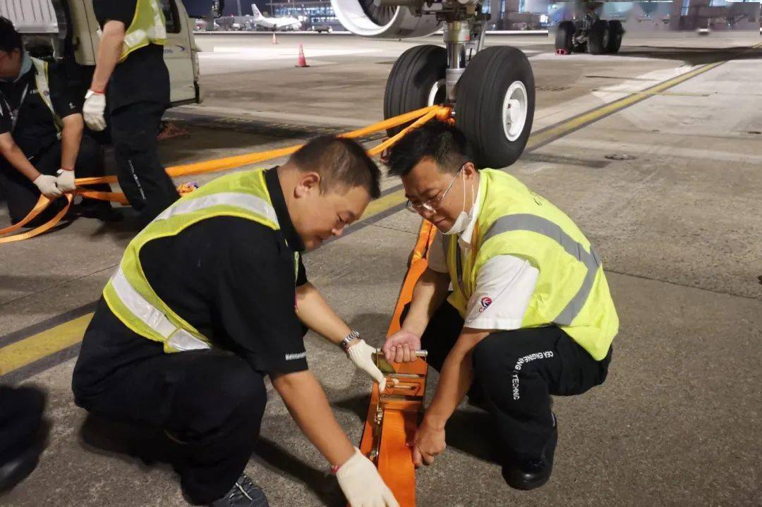 颱風前的飛機繫留繩有多重要一起來看東航機務如何操作