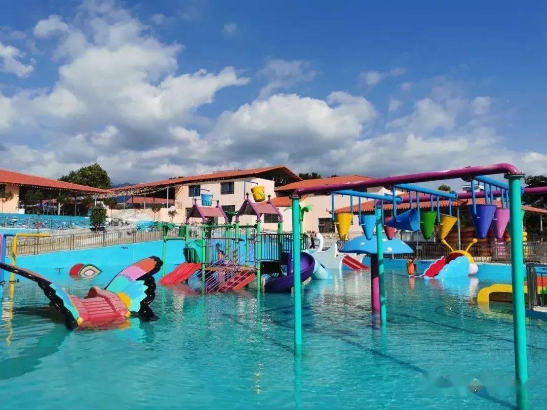 是集水上游乐,亲子互动,游泳健身,自助餐饮,休闲娱乐为一体的水上乐园