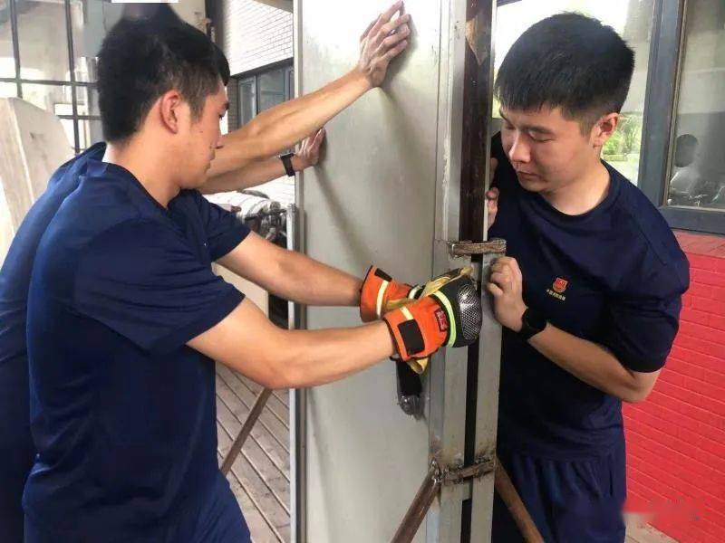 东城消防基层救援站开展防盗门快速破拆训练