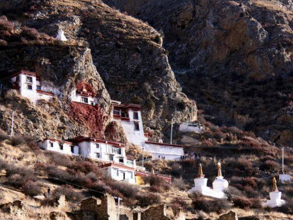 西藏最"奇特"的寺庙,镶嵌在4000米的悬崖上,历经千年屹立不倒