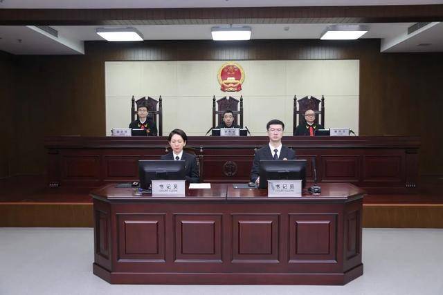 华融公司原董事长赖小民受贿贪污重婚案一审开庭