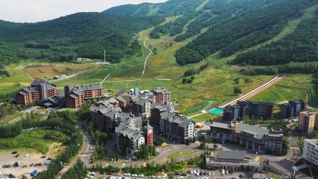 【文旅消费观察团走进吉林市】玩转万科松花湖度假区,体验滑雪场的