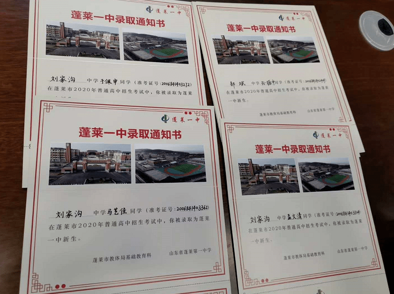 通讯员 张艳红 摄影报道 13日上午 蓬莱一中北大新生王澈,于悦,刘一辰