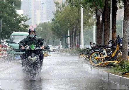 北京中部,天津靜海,河北保定和滄州普遍出現大暴雨,降雨量達100-190