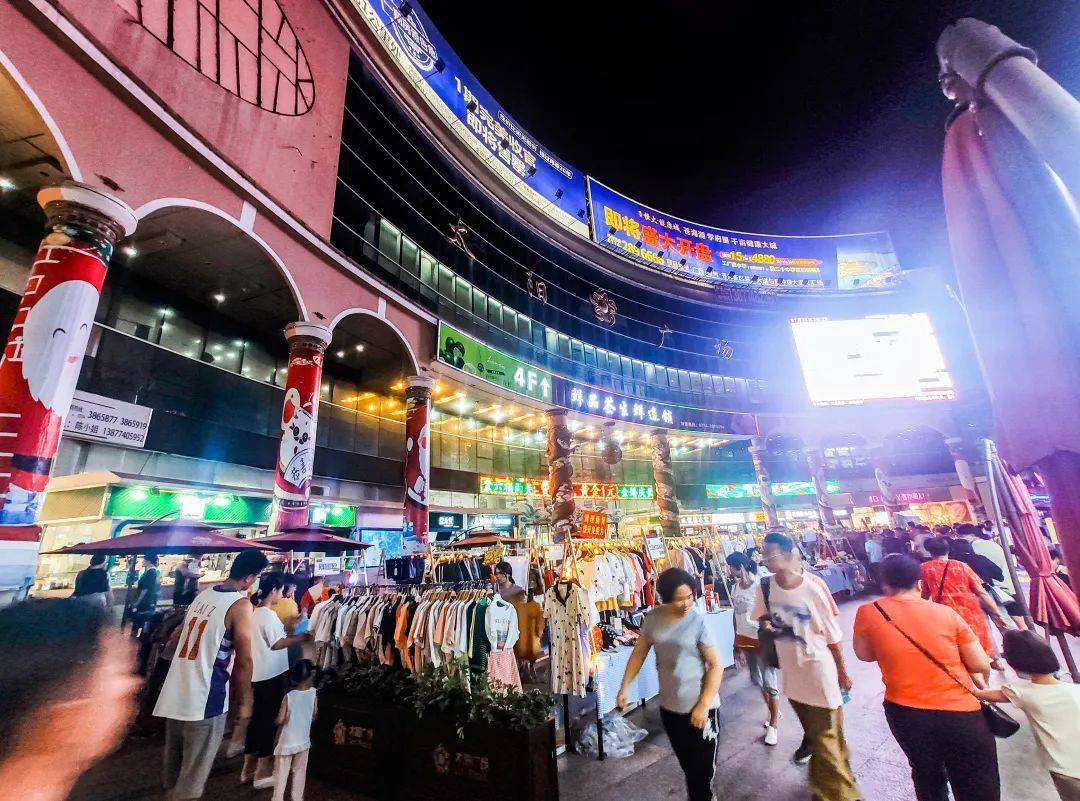 太阳广场门前热闹的地摊夜市前日晚上,小旅路经地摊,问起一位看起来
