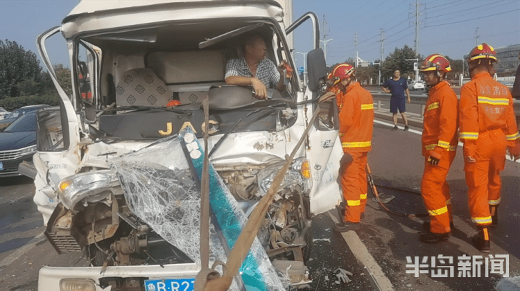 突发即墨青威路三车连撞司机双腿骨折被困