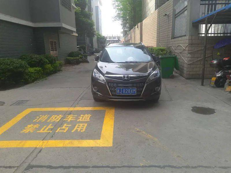 曝光常德這些車輛佔用堵塞消防通道