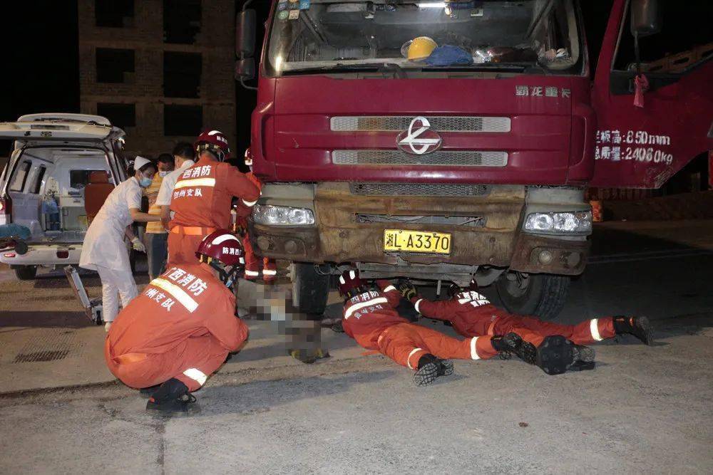 驚險!摩托車與貨車相撞 消防員緊急從貨車輪下救人