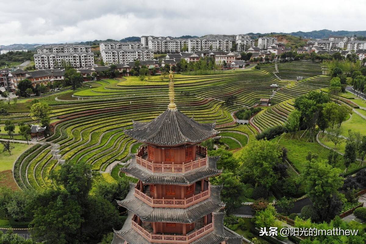 拍摄毕节大方县奢香古镇梯田秀丽风景吸引游客来观赏