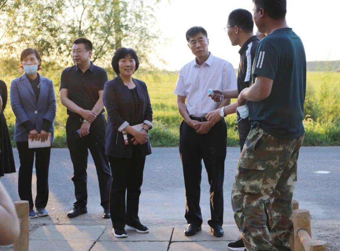 刘维宽,韩秀琴在忠仁镇建边村大鹅养殖基地检查指导脱贫攻坚工作