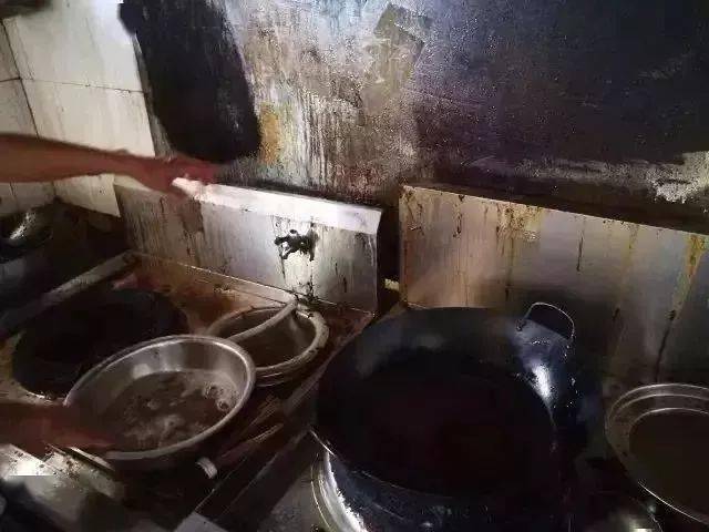 厨房重油污难清理有了这瓶万能清洁剂化油为水轻松搞定让你住新家