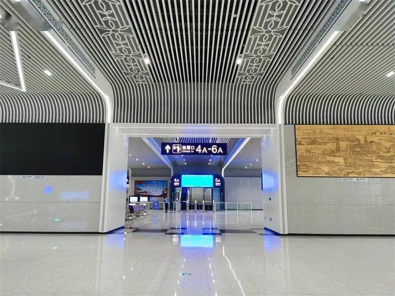 最后,队员们来到西广场,以南通西站"鸥翔江海,腾飞天地"的站房建筑