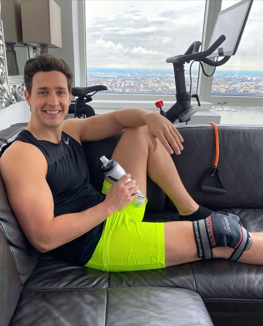 90后"肌肉男医生"科普新冠走红,明星颜值 超模身材_doctor