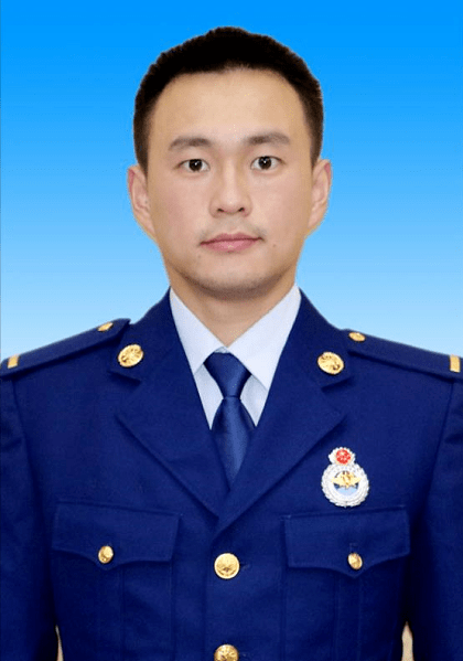 安徽淮北95后消防员穿越浓烟救出被困人员被赞全网最帅