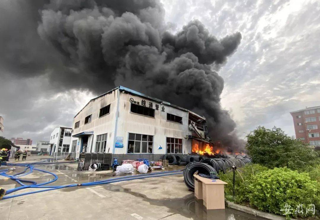 警惕一厂房发生火灾整栋楼都在冒烟