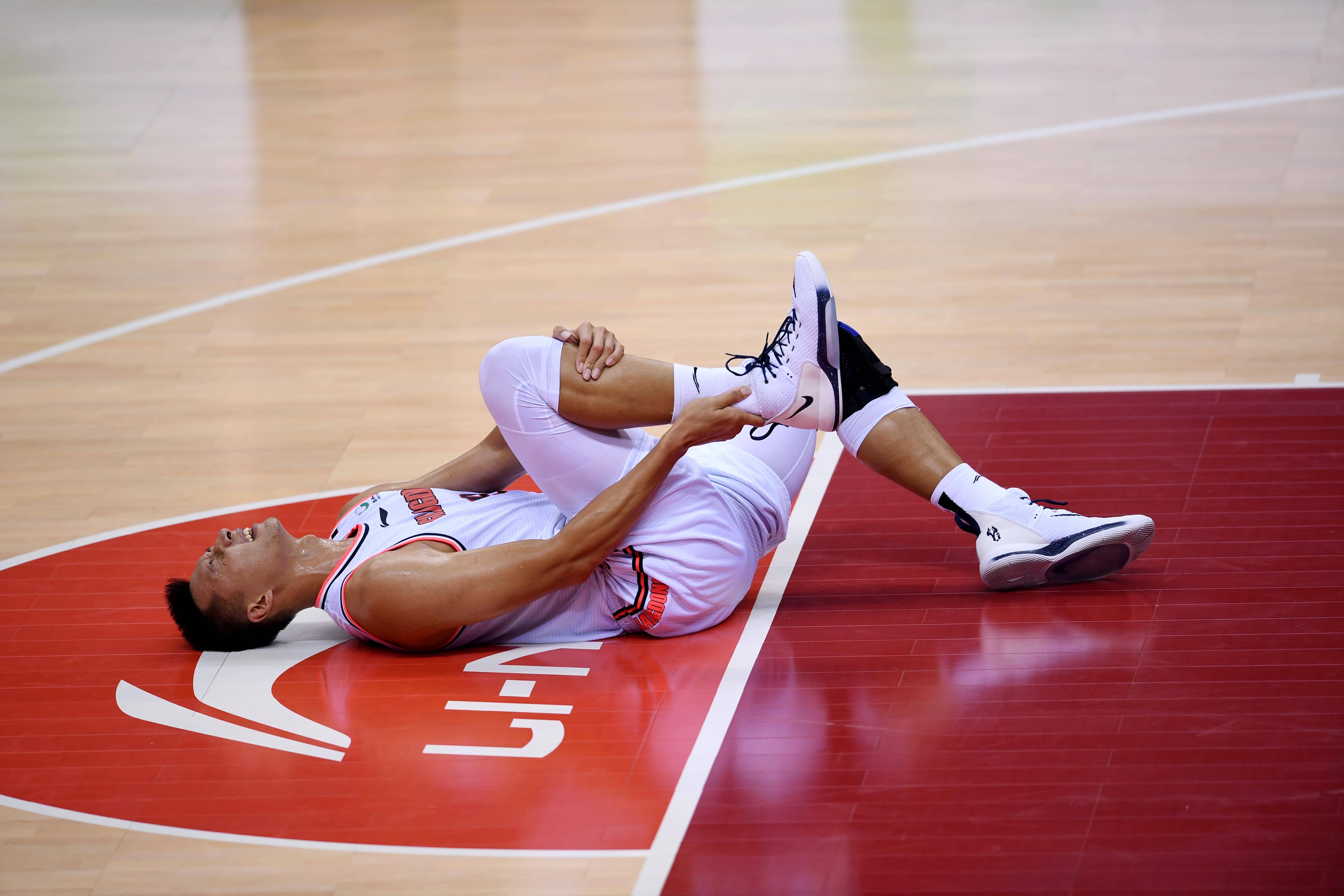 总冠军颁奖典礼上,阿联被队友背入场内,坐在冠军领奖台上,受伤的右脚