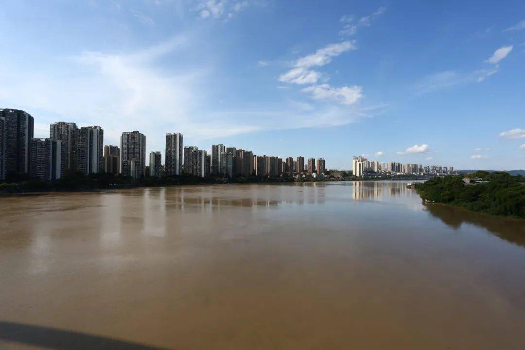 城區濱江路及沿線鎮街多地被淹截至目前新一輪洪峰再次過境合川涪江