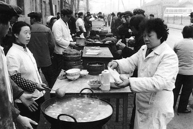 老照片:1988年的山西太原,随处可见的小吃摊位