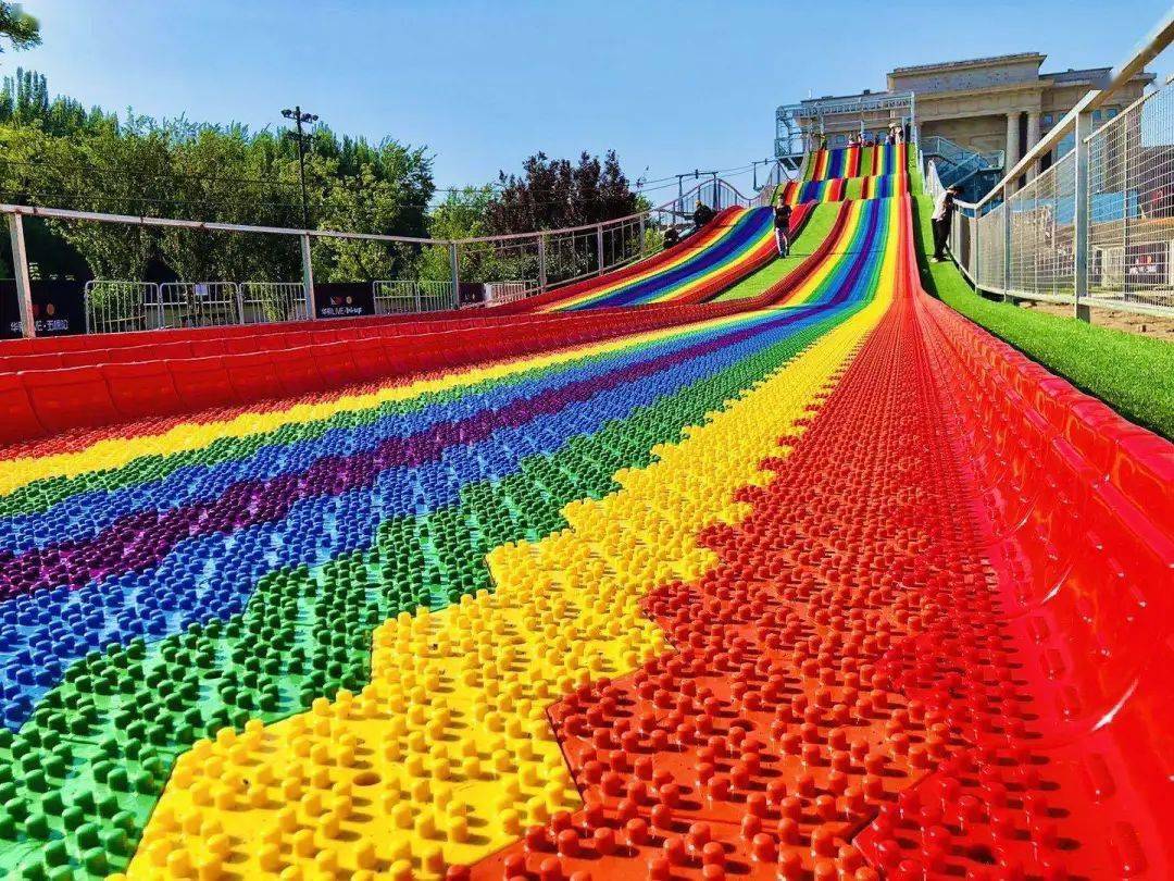 彩虹像滑滑梯图片
