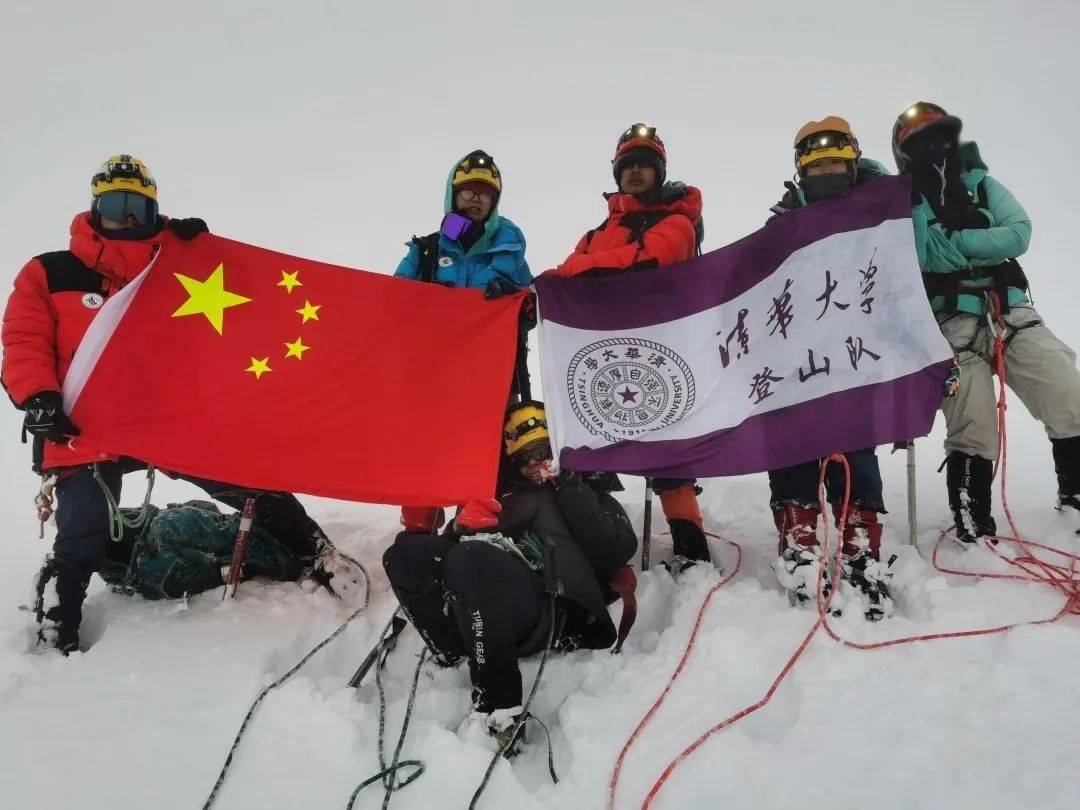 2020年7月21日,清华大学快手登山队在对四川省雀儿山进行最后的冲顶