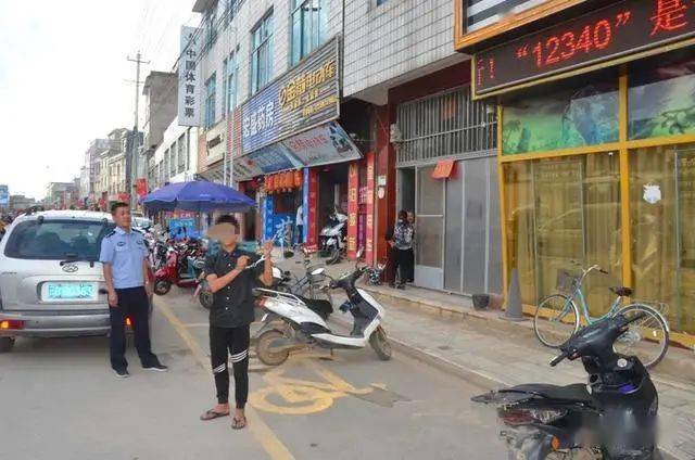 4名犯罪嫌疑人将4名被害人带至陆良县城西华路一出租房内限制人身自由