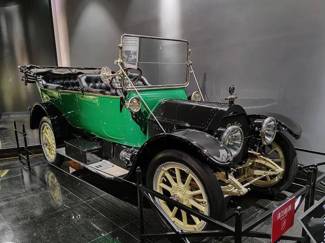 這臺1906年款的凱迪拉克m型車是凱迪拉克汽車公司於1906-1908年間推出