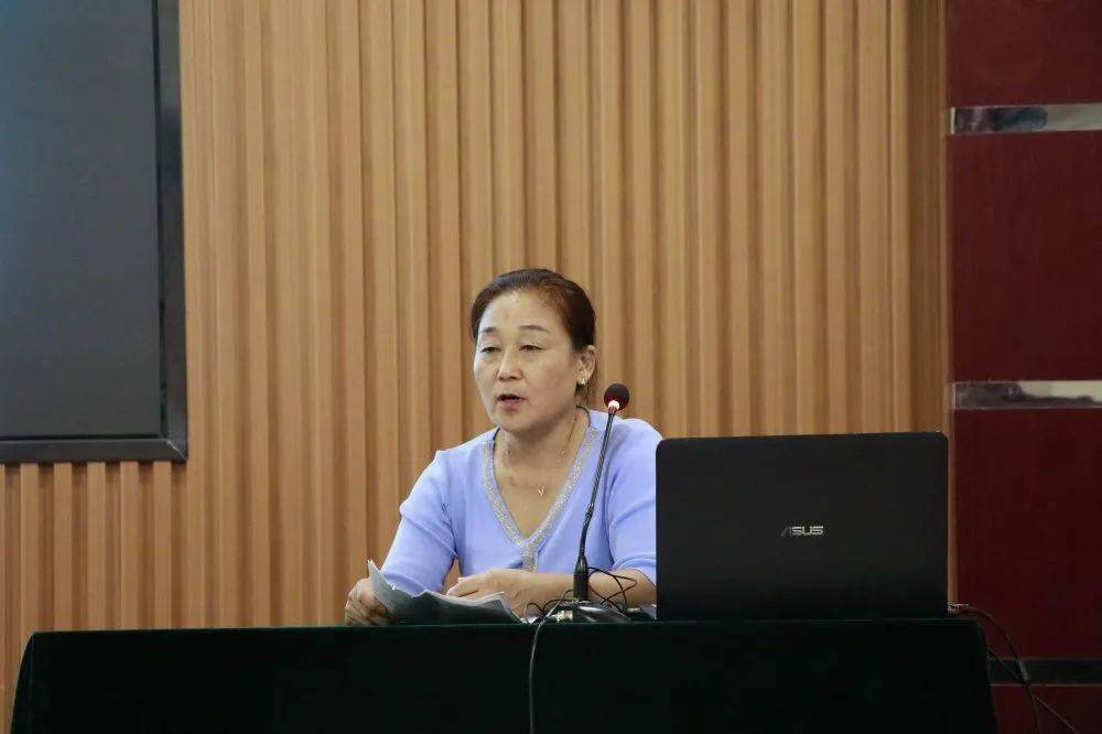 凤老师李海霞老师宋相华老师优秀生活老师代表为大家做了工作经验分享