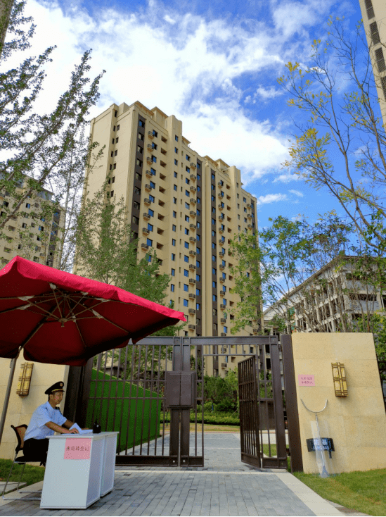 在清凉灞柳社区,有日行万步,保卫小区安全的"巡逻精英"及"守护卫士"