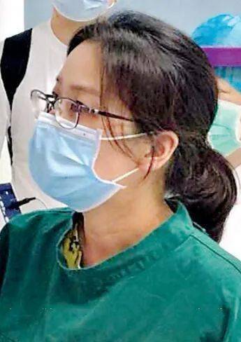 42岁的宋娟战疫期间担任该院六楼病区党支部书记,病区主任.