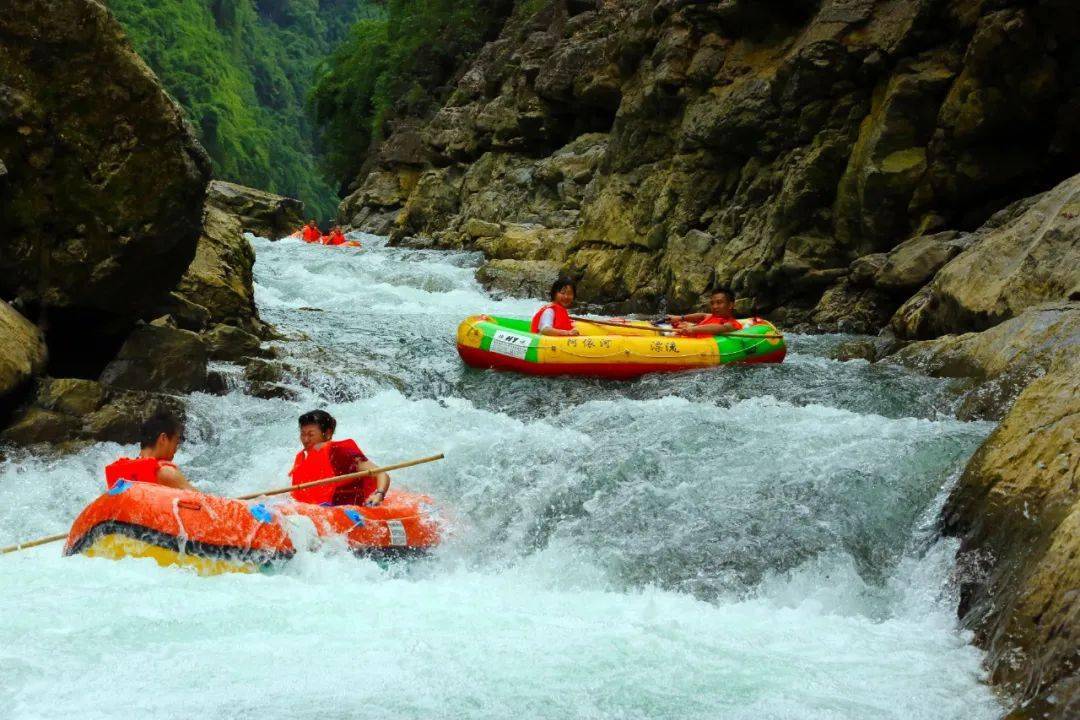 漂流全程有急有缓是放松身心的绝佳之地阿依河漂流河段全长约13公里