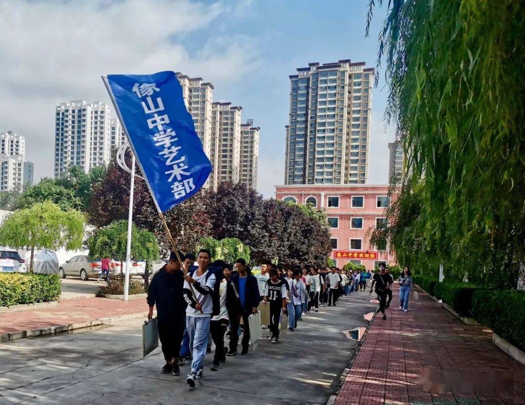 像山中学艺术部暑假美术集训活动描绘家乡甘谷弘扬艺术人生