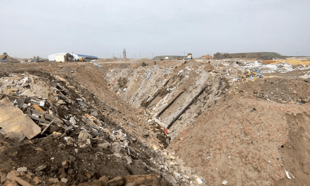 该建筑垃圾填埋场既未按照《建筑垃圾处理技术标准》要求采取防渗漏